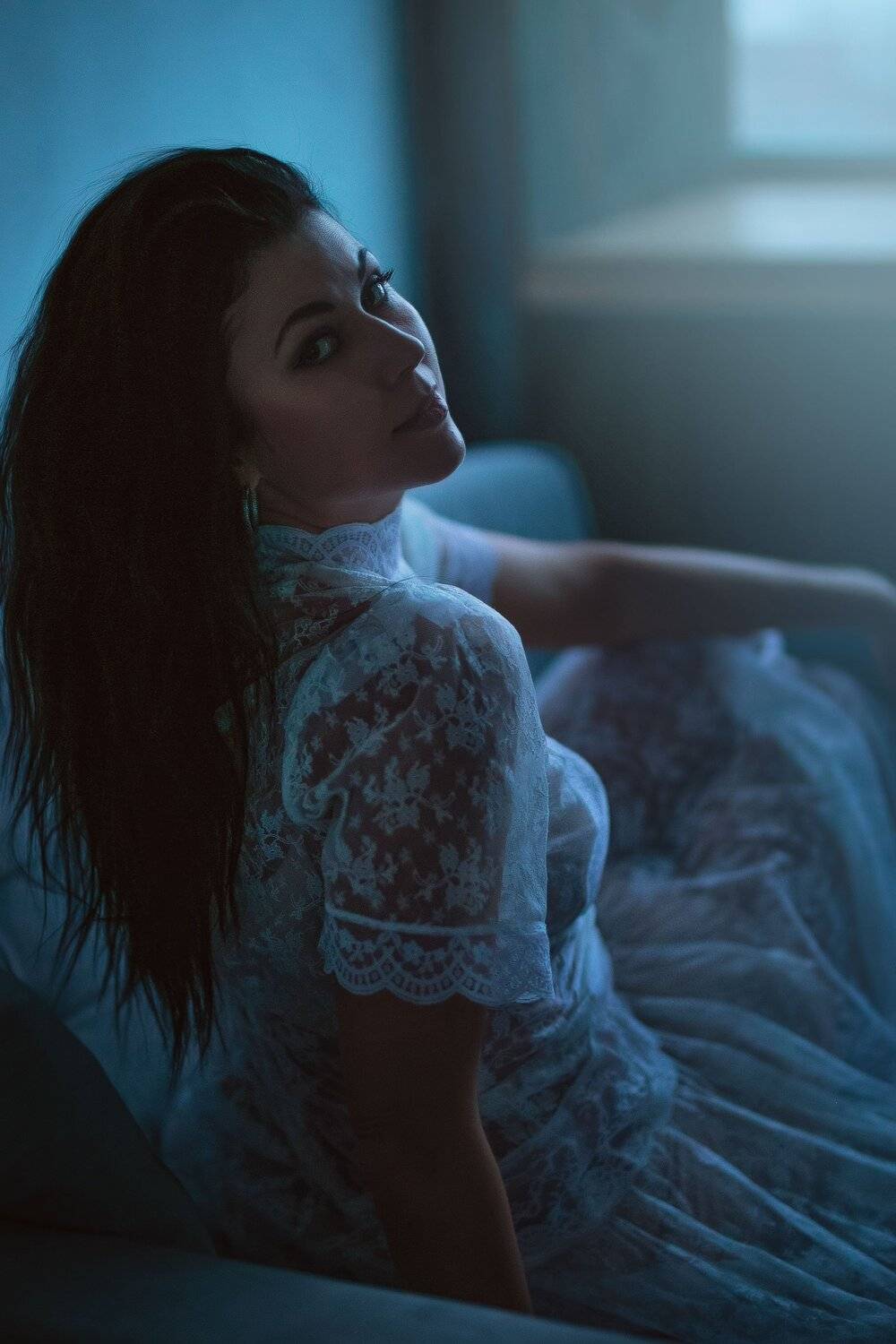 женщина окно сумерки красавица белое платье брюнетка гипюр, Марина Еленчук