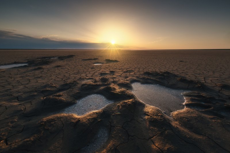 россия, волгоградская область, эльтон, соленое озеро, соль, природа, пейзаж, весна, дно, солнце, трещины, закат, отражение Планета Эльтон фото превью