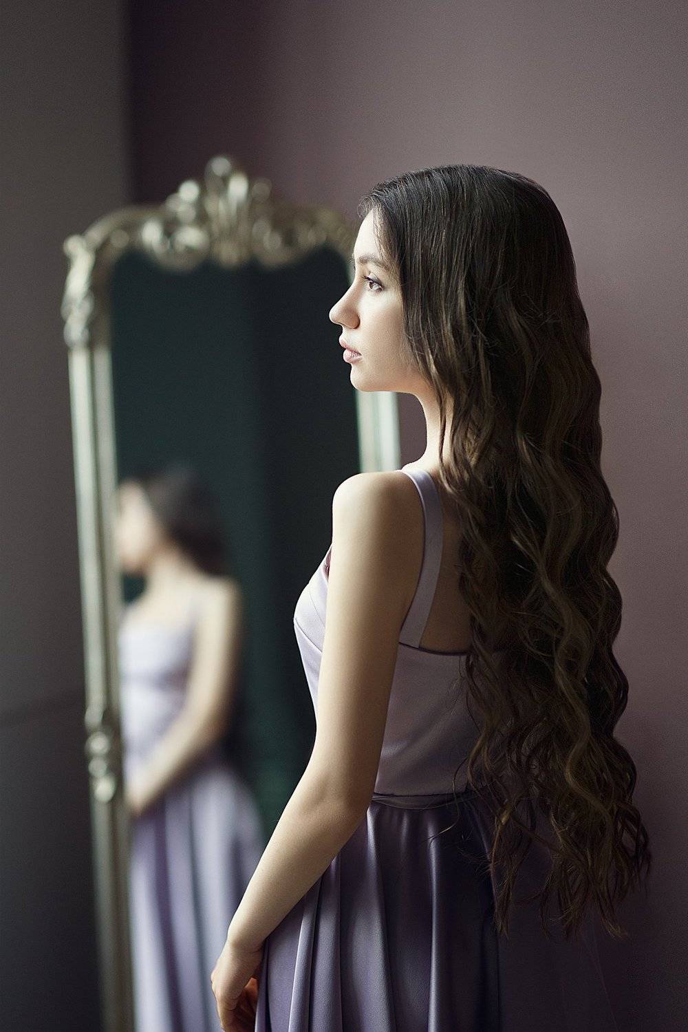 длинные волосы, дневной свет, красивая девушка, студия, портрет, темные кудри, красивая фигура, Оксана Ведмеденко