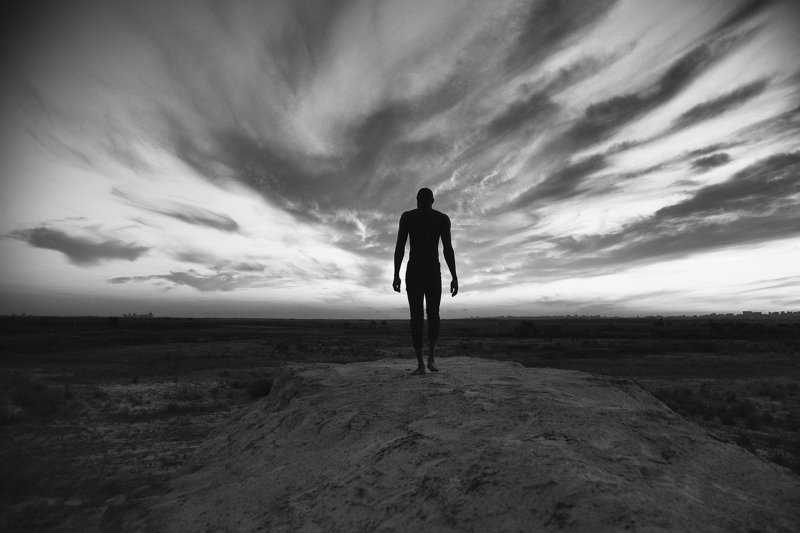 ЧБ закат человек одиночество Уходящая натура фото превью