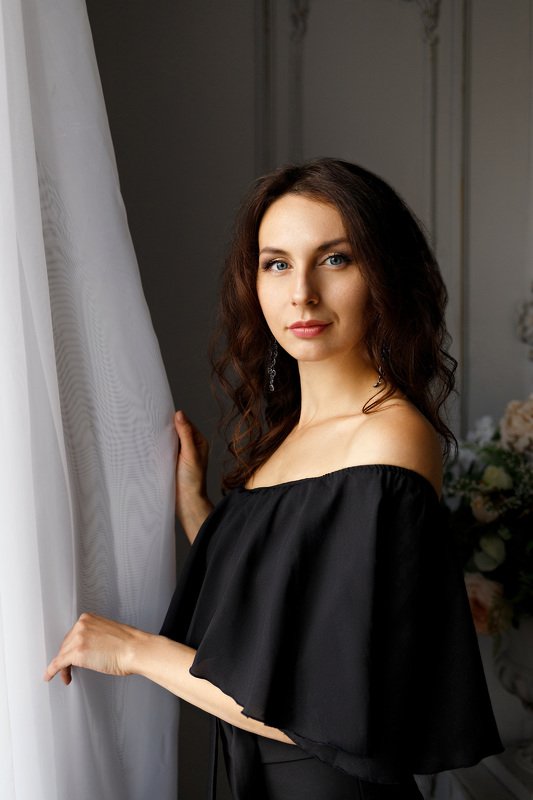 девушка взгляд портрет студия естественный свет Svetlana фото превью
