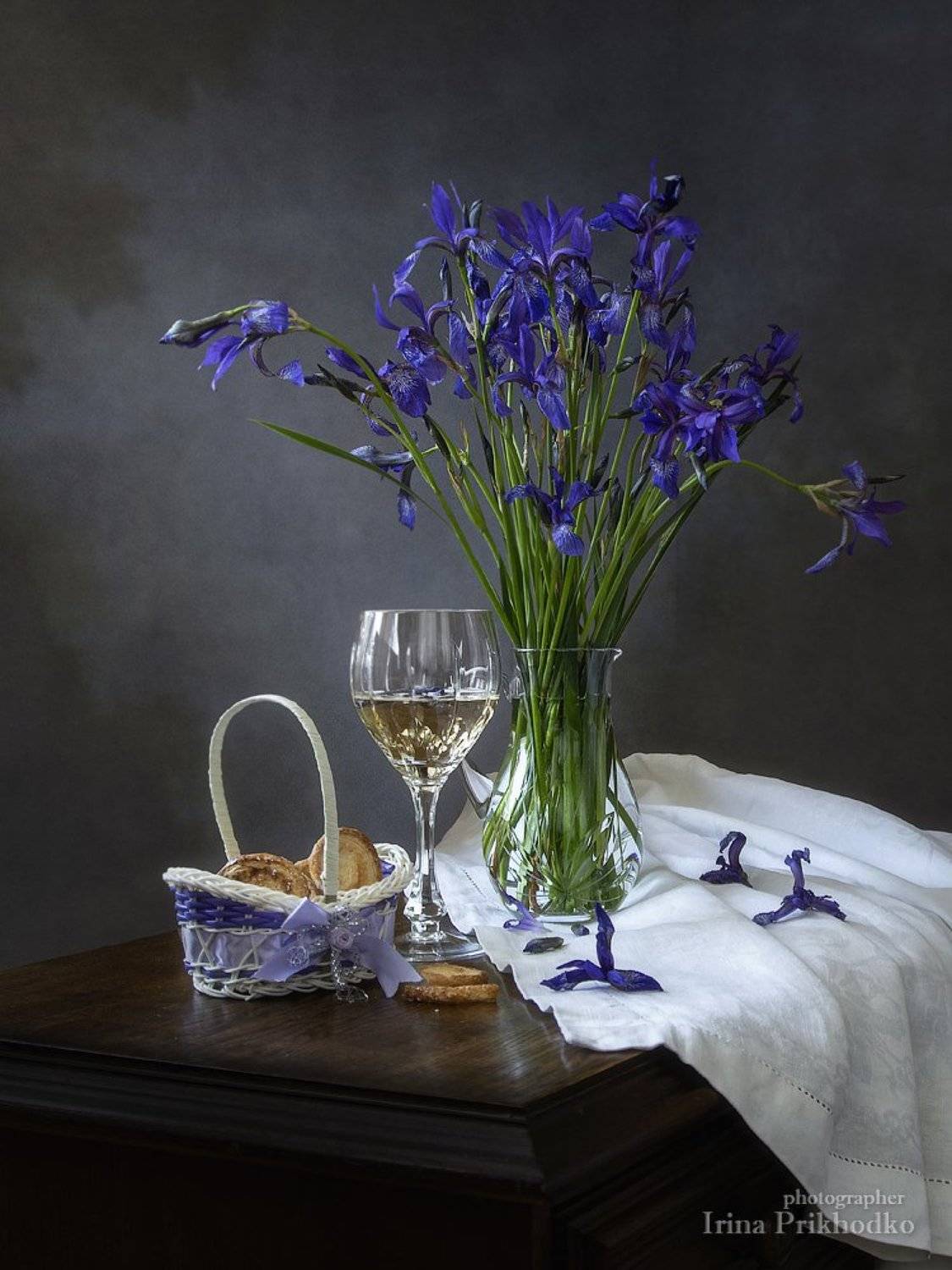 натюрморт, цветочный, винтажный, дикие ирисы, букет, вино, Ирина Приходько