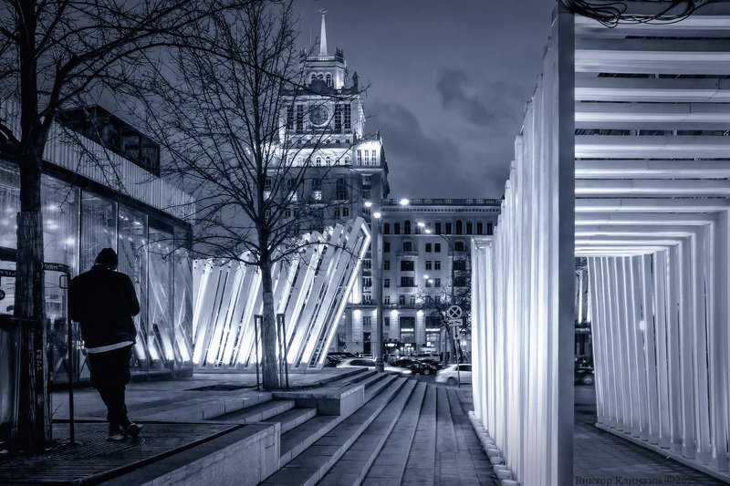 москва, вечер, одинокий Один в городе фото превью