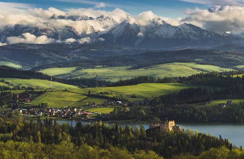 Castle in Czorsztyn and the Tatra Mountains in the background фото превью