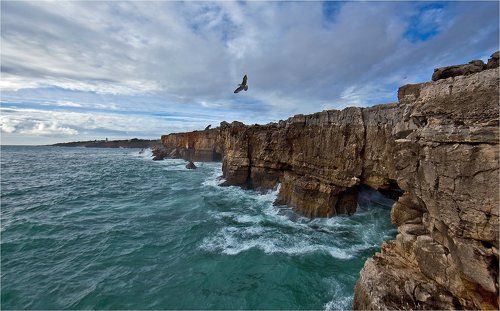 над  волной