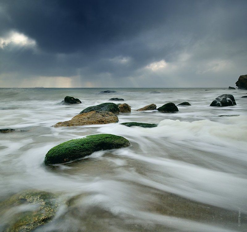одесса, пляж, камни, дождь, море Непогода над Черным морем фото превью