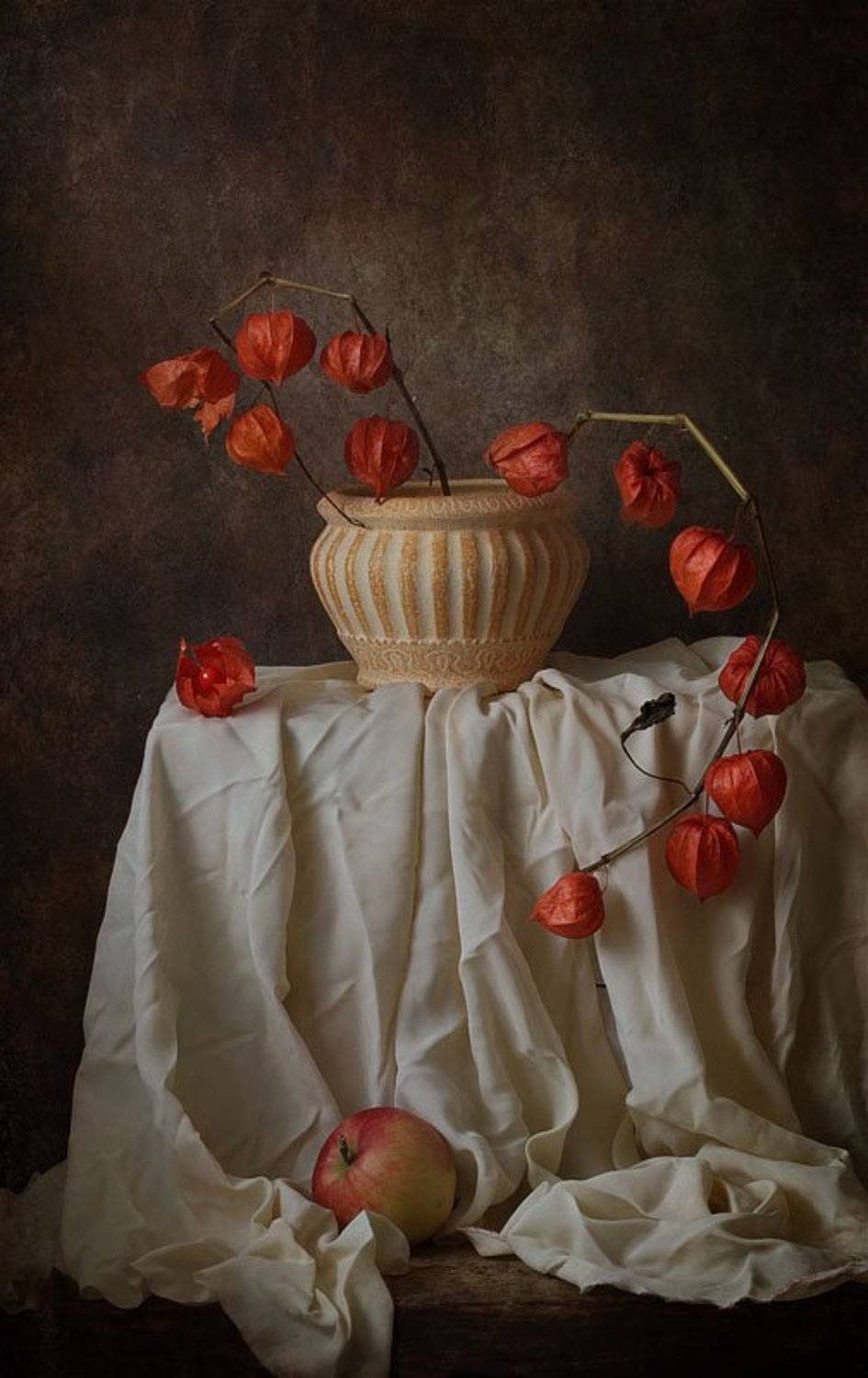 натюрморт.ваза., физалис., яблоко., ткань., драпировка, Галина Рябикова-Багузова