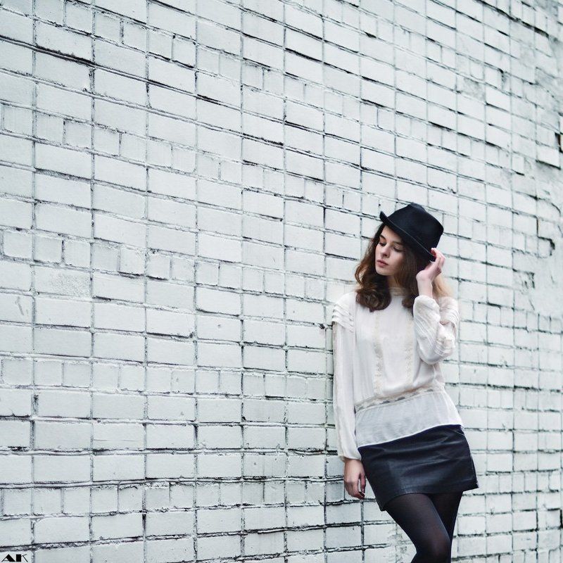 white, wall, portrait, hat White wall фото превью