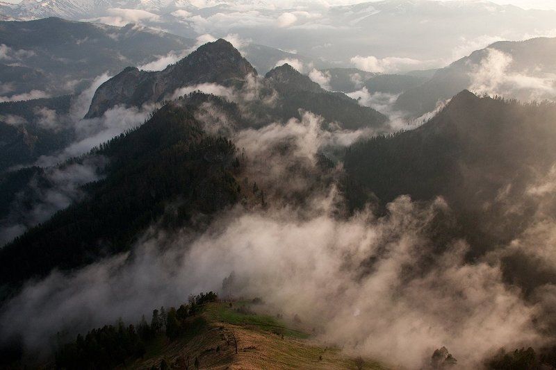 Над хребтами с облаками фото превью