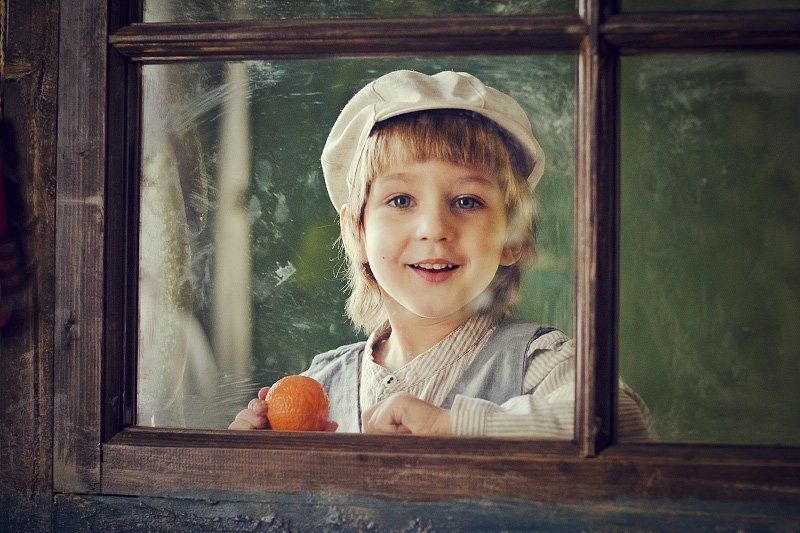 people, portrait, child, children Мальчик с мандарином фото превью