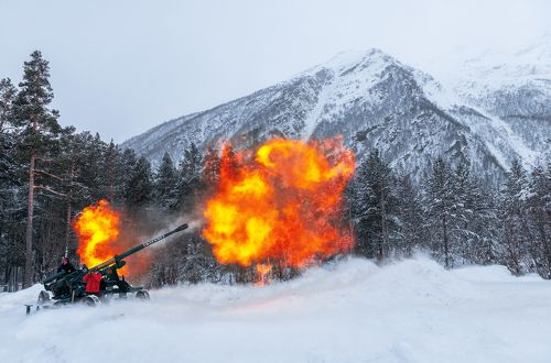 Обстрел горного склона из пушек (для спуска лавин)