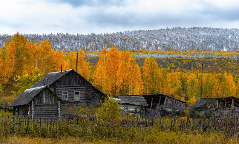 Дома, деревня, осень, бревна, гора, снег, иней, Кукшик, Челябинская область Осень на горе Большой Кукшик фото превью