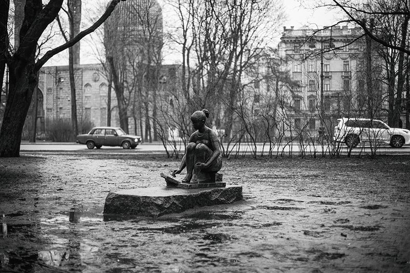 девушка город черно-белое питер В городе фото превью