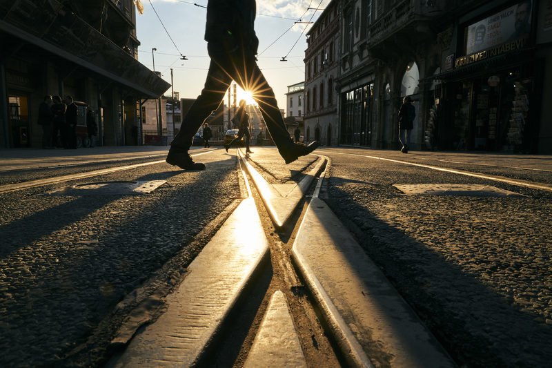 sun, sunset, istanbul, turkey, city, urban, people, street crossing the street фото превью