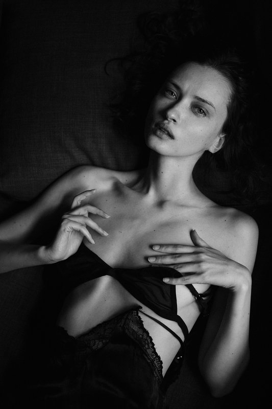 портрет девушка взгляд чб blackandwhite   фото превью