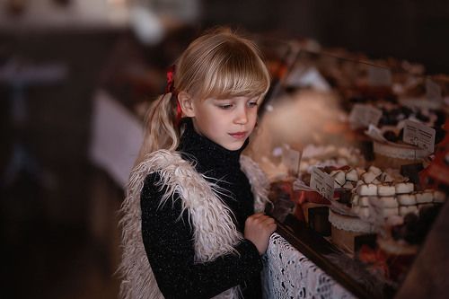 В кондитерской.