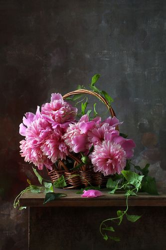 Корзинка с пионами