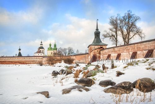 Монастырь и камни