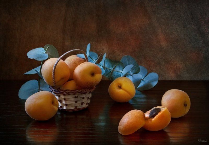 абрикосы, корзиночка, веточка Абрикосы фото превью