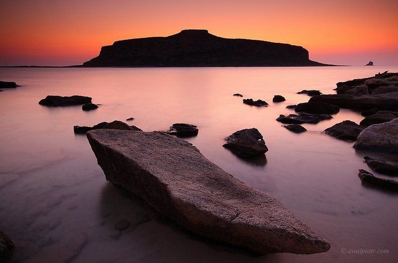 Stones in the water after sunset фото превью