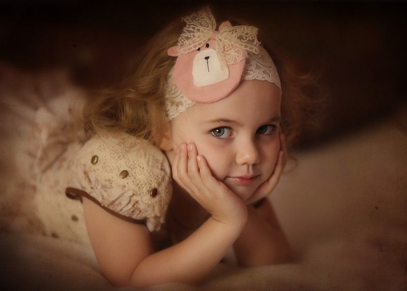 Девочка и пушистый комочек фото превью