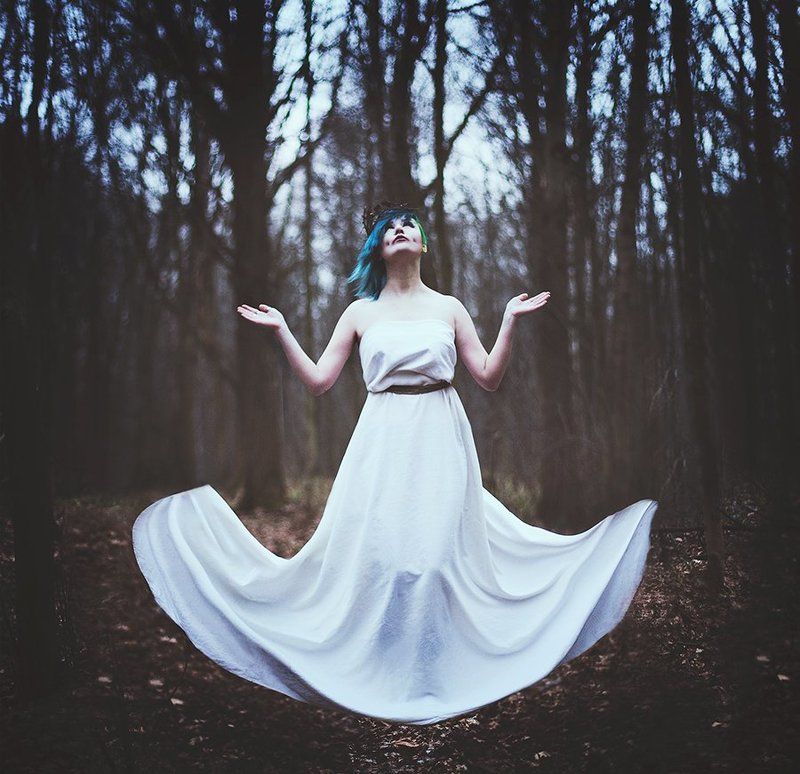 девушка, лес, сказка, ведьма, левитация Ведьма фото превью