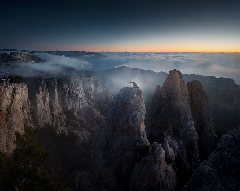 крым, горы, облака, восход. Зубцы Святого Петра в облаках. Раннее январское утро. Крым. фото превью