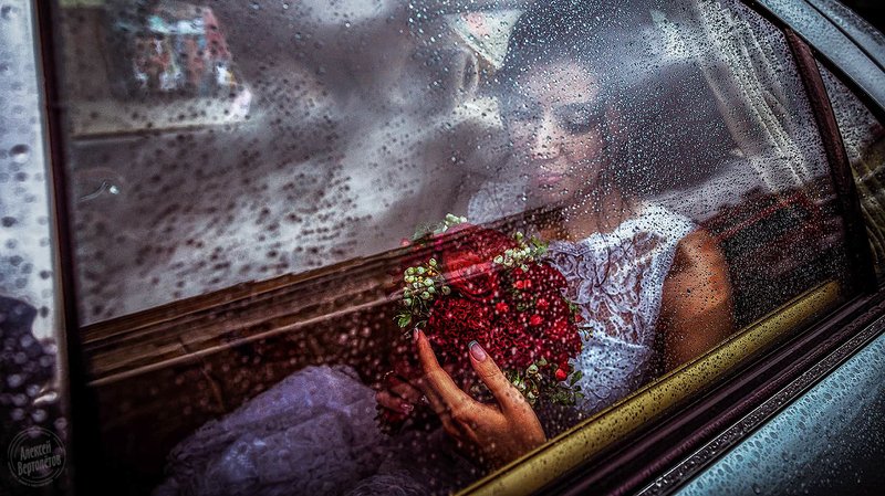 свадьба, невеста, авто, дождь, капли, букет, окно  фото превью