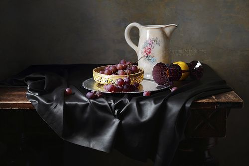 Вариации с красным виноградом и кувшином на столе