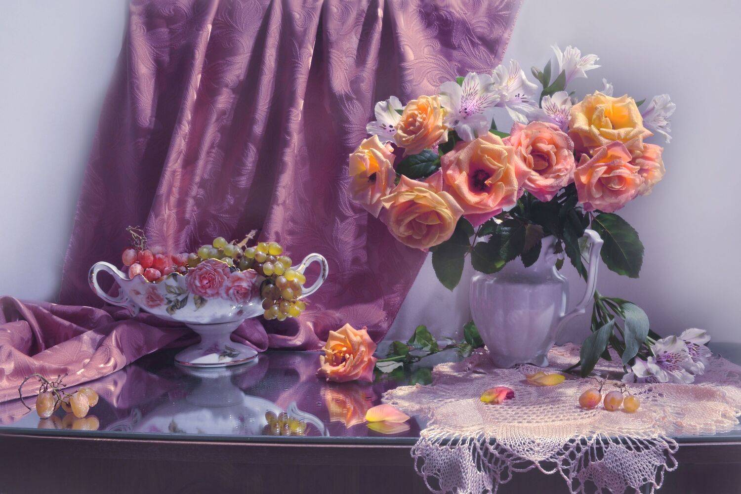 still life, натюрморт, цветы, фото натюрморт, фарфор, стихи, розы, февраль,  зима,виноград, зеркало, отражение, Колова Валентина