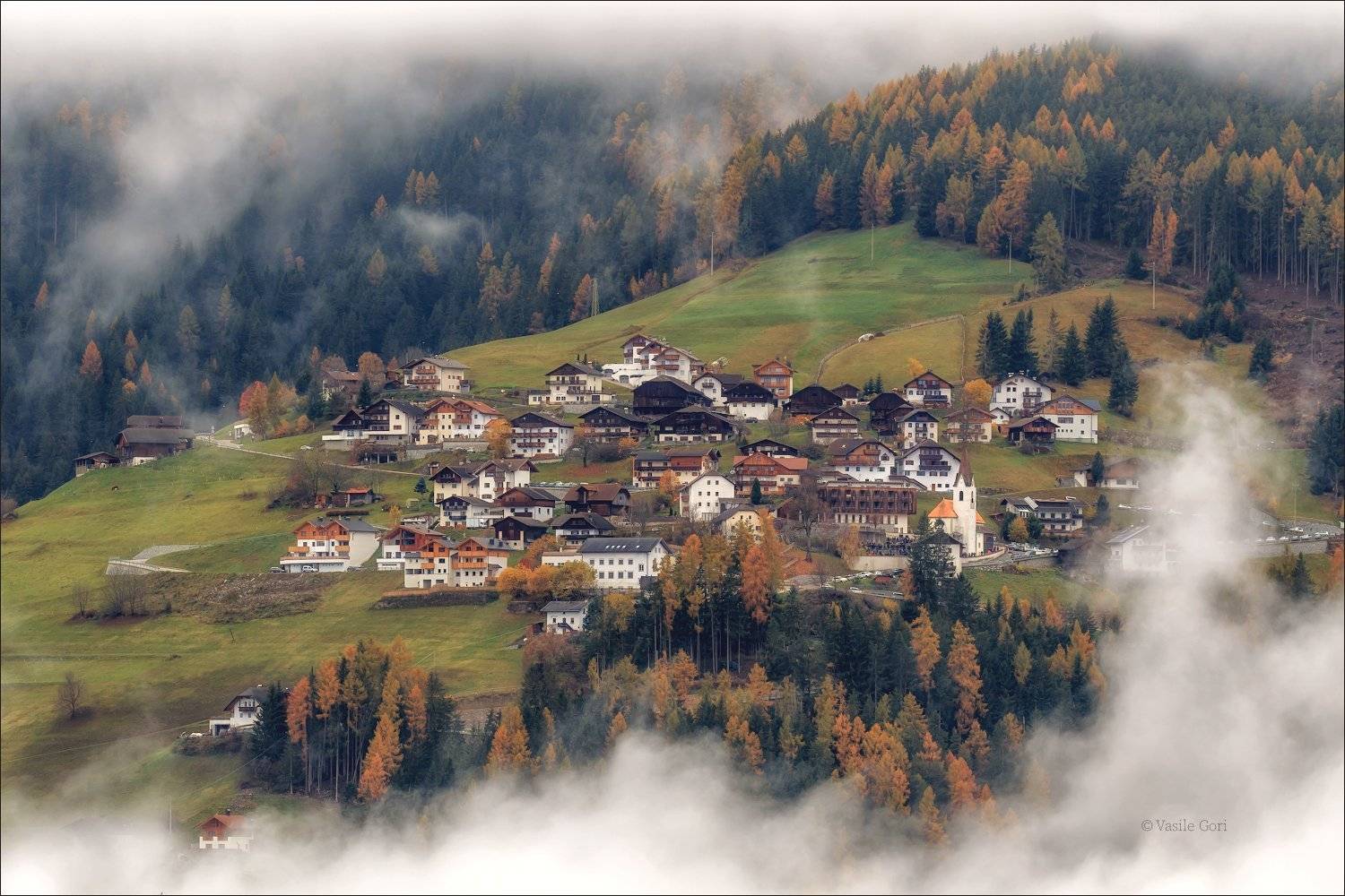 доломитовые альпы,rina,деревня,осень,италия,alps,церквушка,туман,morning,colors,fog, Василий Гори