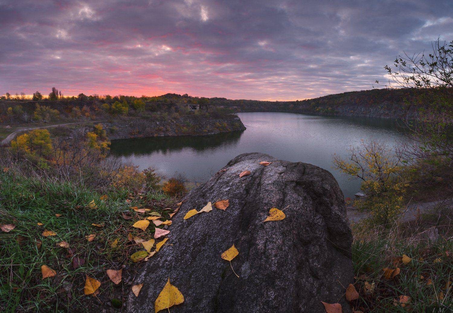 рассвет, карьер, вода, осень, пейзаж, камни, листья, Утро, облака, свет, небо, октябрь, dawn, morning, sunrise, autumn, autumn colors, abandoned, Mines, stones, leaves, Landscape, fall, water, sky, clouds, pink, Ivan Maljarenko 