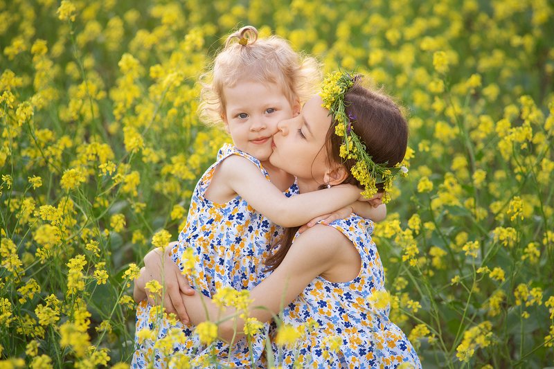 сёстры девочки сурепка цветы Сёстры Доминика и Элина фото превью