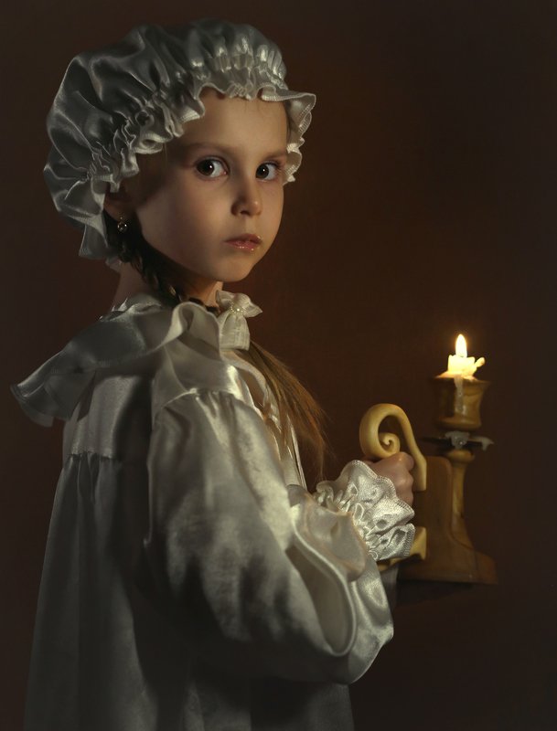 Девочка и свеча. фото превью