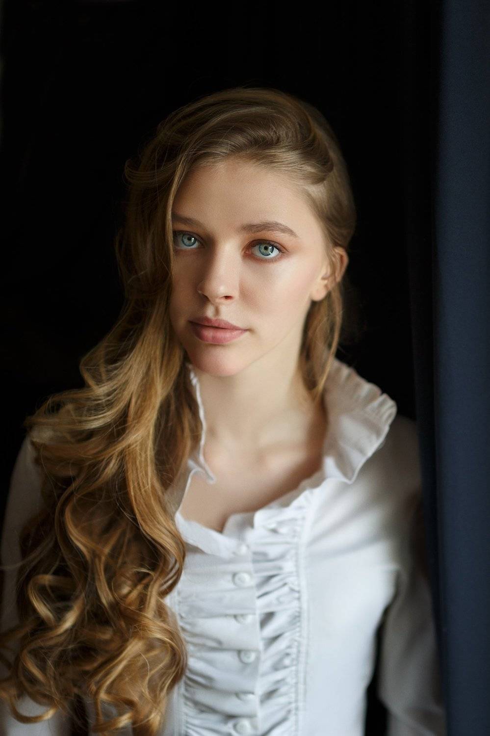  глаза, взгляд, юность, красота, длинные волосы, дневной свет, студия, Оксана Ведмеденко