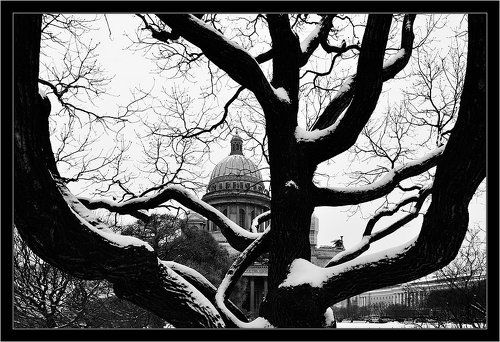 Простая черно-белая питерская картинка о наступившем времени графики