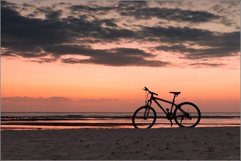 Индонезийский вечерний пейзаж с велосипедом фото превью