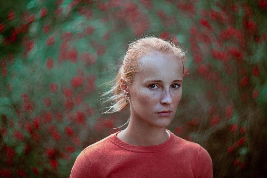 portrait, red, rose, woman, girl, swirl, bokeh, Wojciech Grzanka