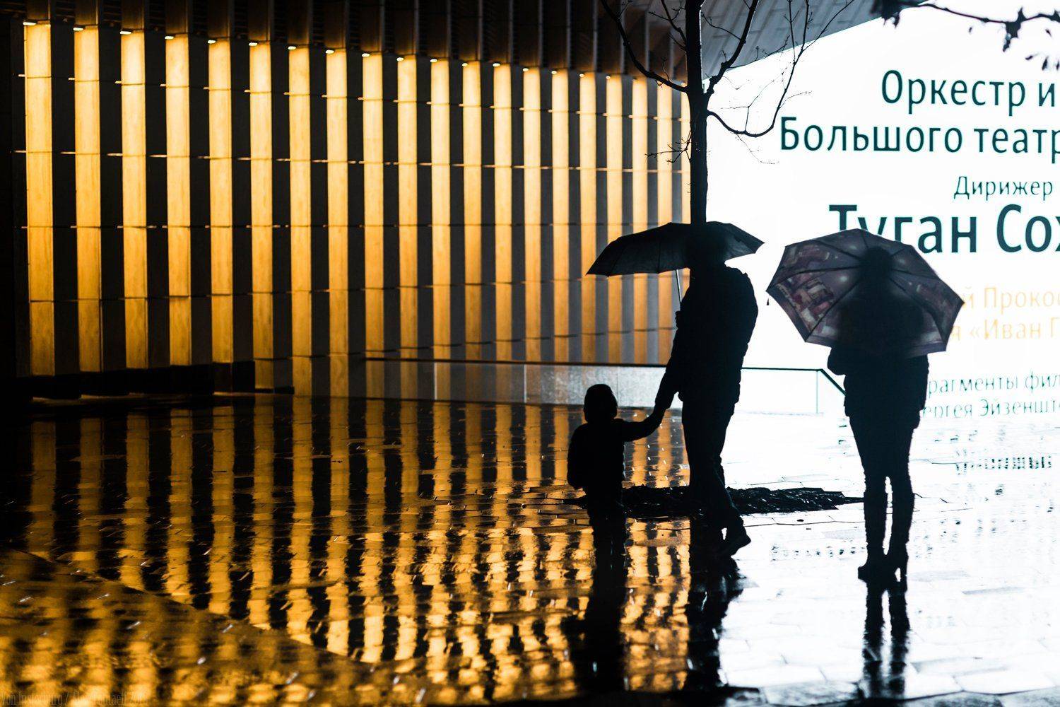 стрит, жанр, улица, дождь, люди, семья, зонты, street, streetphotography, rain, umbrella, , АлександрТутаев