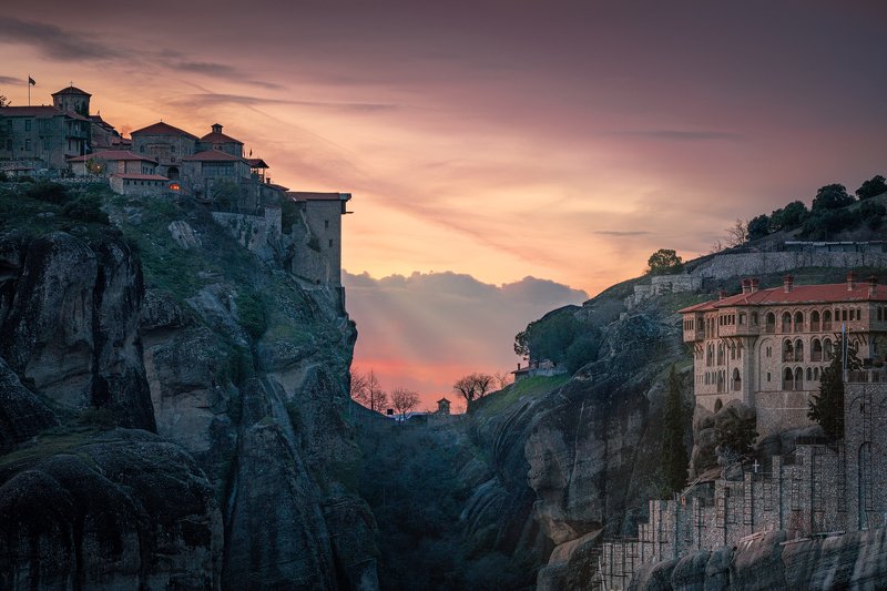 Great Metеoron vs. Varlaam monastery at Sunset фото превью