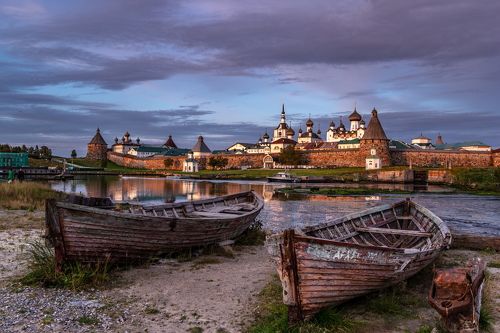 В свете заката.