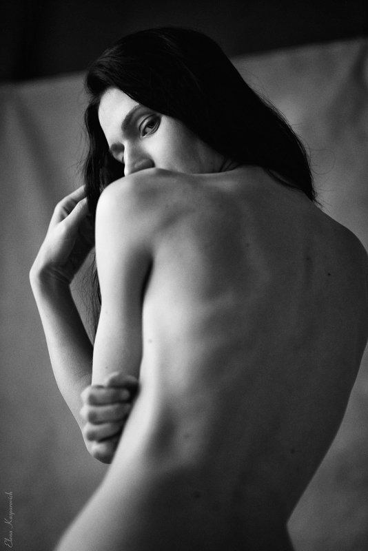 женский портрет, девушка, руки, чб про руки фото превью