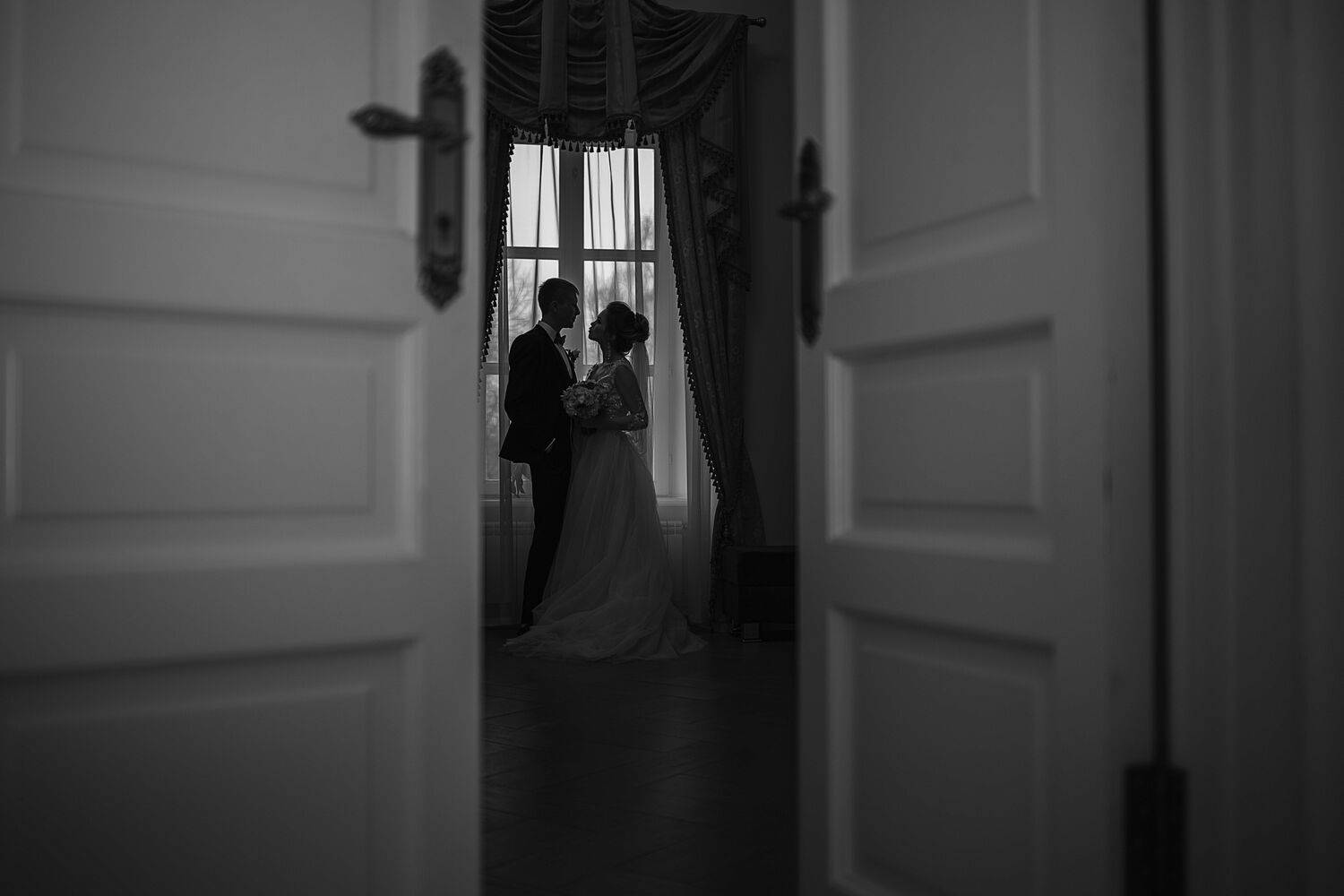 свадьба, свадебная фотосессия, жених, невеста, жених и невеста, молодожёны, свадебный букет, белое платье, счастье, любовь, осень, wedding, bride, groom, autumn, white dress, wedding flowers, happy, love, beautiful, black and white, bw, чёрно-белое фото, Владимир Васильев