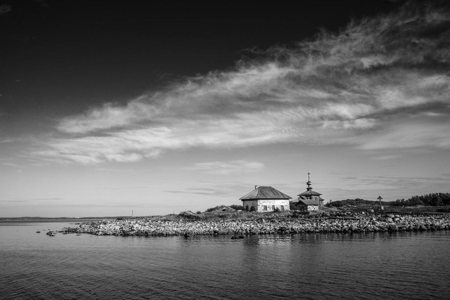 соловки, соловецкие острова, заяцкий остров, церковь андрея первозванного, андреевская церковь, поварня, палата, белое море, море, солнце, ник васильев, красота, монохром, храм, дом,, Николай Васильев
