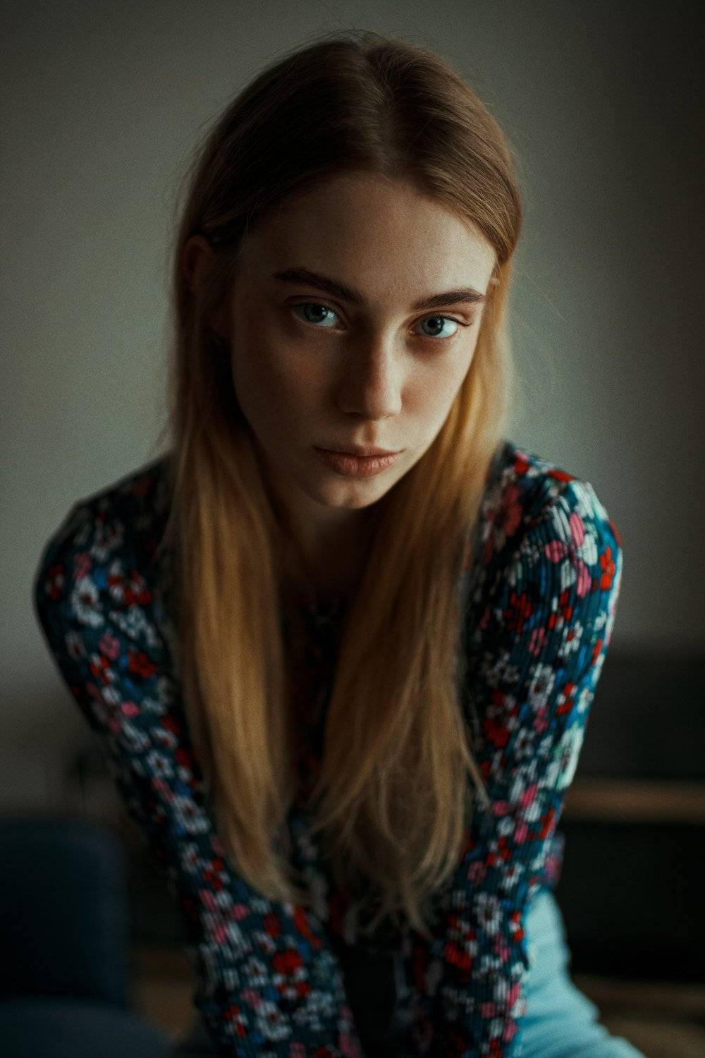 portrait, портрет, girl, portraiture, indoor, февраль, ламповый, retouch, ретушь, цвет, cinematic,цветок, свитер, акварель, fineart, beauty, blue, colourfull, Павел Фишар