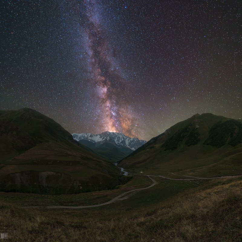 горы, грузия, сванетия, ушгули, шхара, ледник, коровы, камни, звезды, млечный путь, ночь, трава, холмы, цветы, кусты, река, дорога Сказочная Шхара фото превью