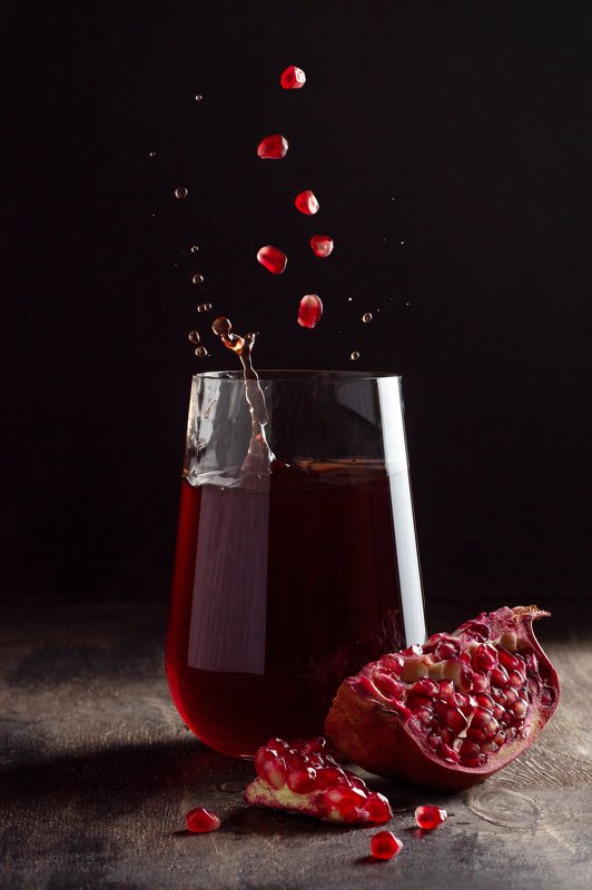 гранатовый сок, гранат, левитация, всплеск Гранатовый сок фото превью