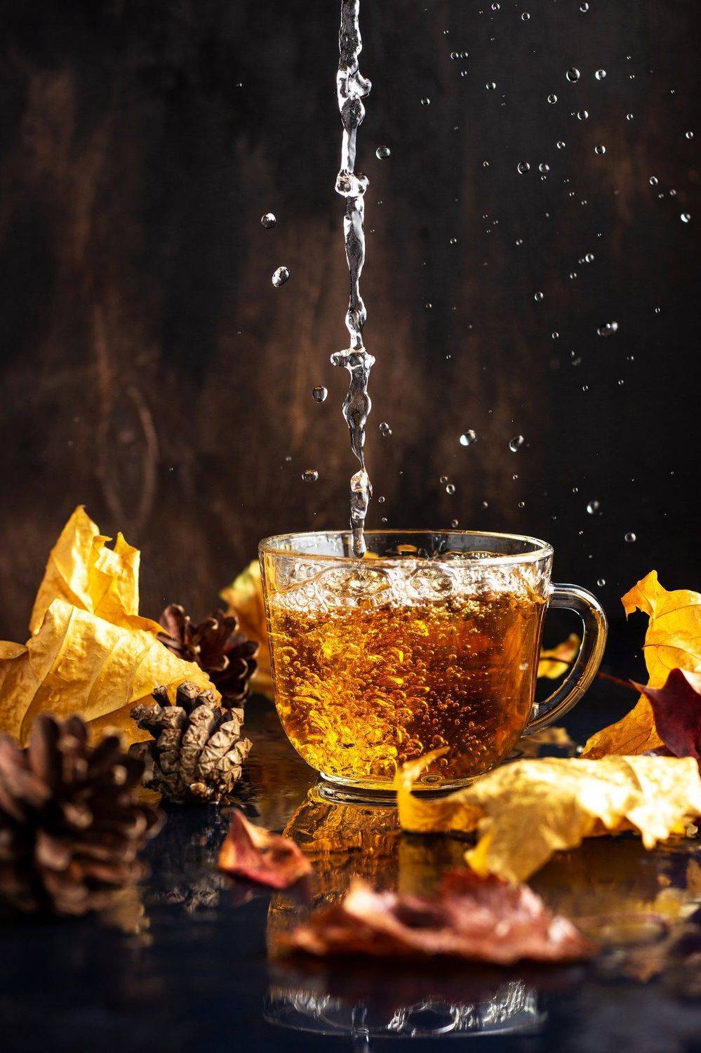 чай, осень, дождь, натюрморт, всплеск, брызги, осенние листья, чаепитие, Анна Сохрякова