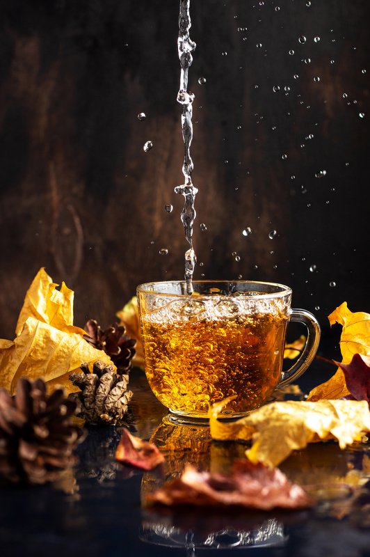 чай, осень, дождь, натюрморт, всплеск, брызги, осенние листья, чаепитие Чайный дождь фото превью