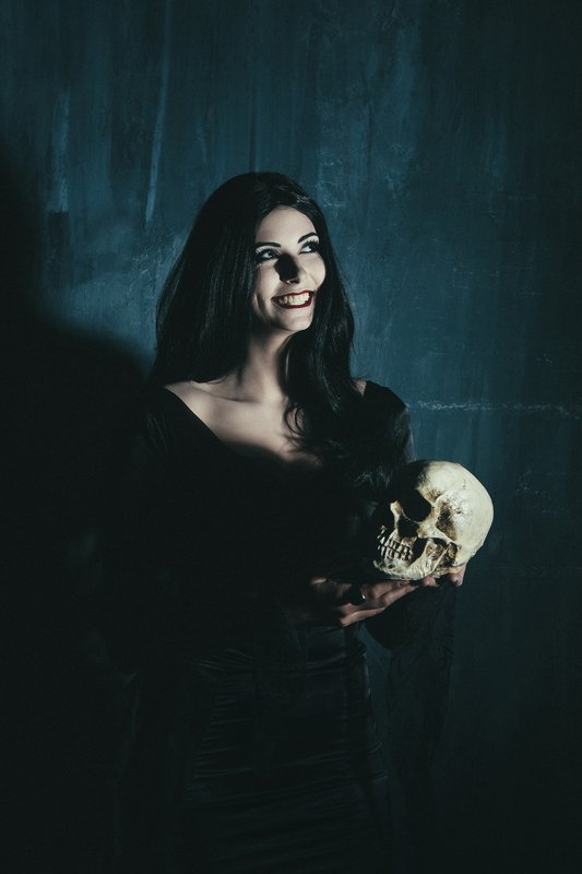 портрет, женский портрет, студия, череп Портрет фото превью